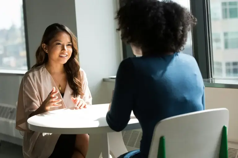 Deux femmes d'affaires qui se sont rencontrées à Lorainéa