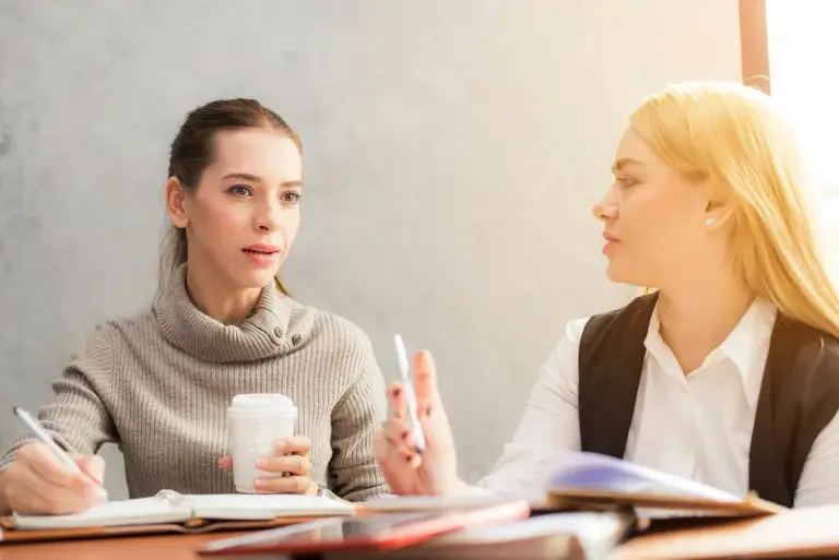 Deux entrepreneuses qui peuvent partager leur point de vue sur un projet