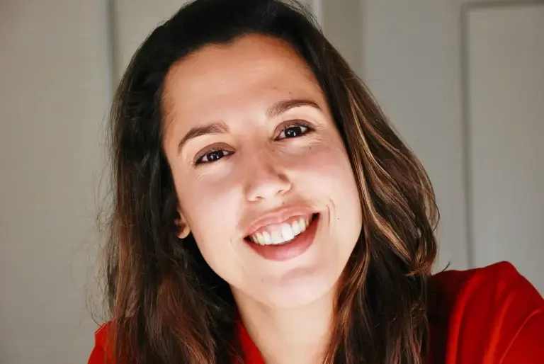 Une entrepreneuse souriante