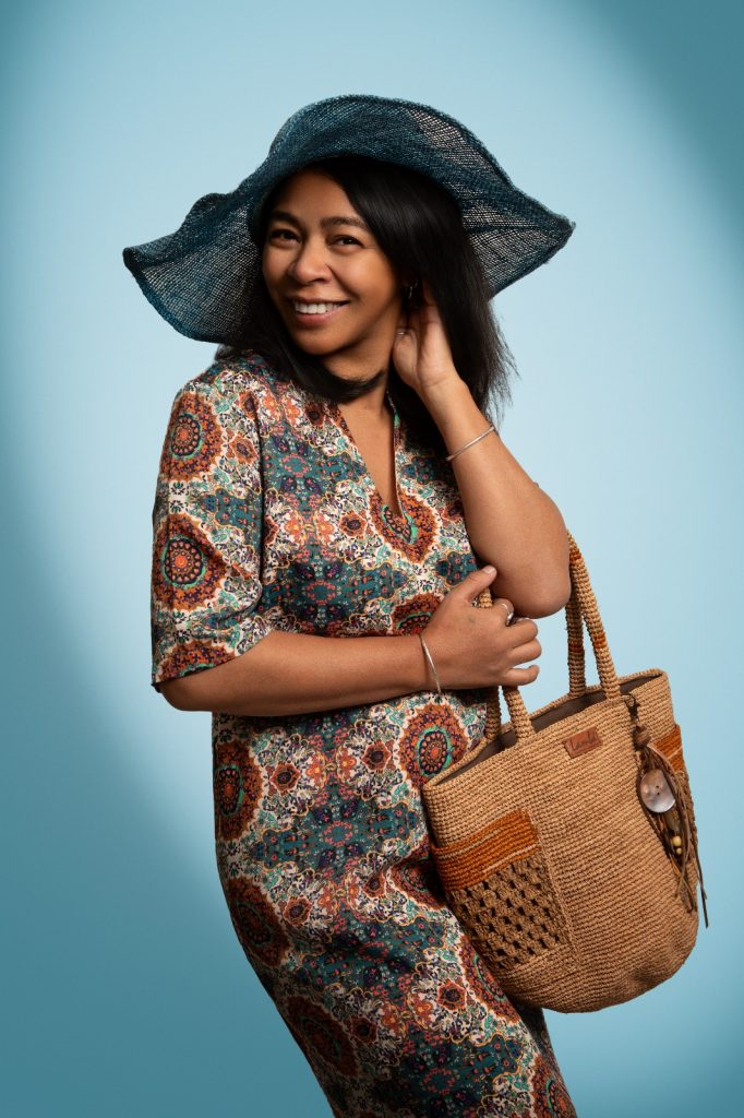 Prisca présente un sac tissé artisanal de Madagascar