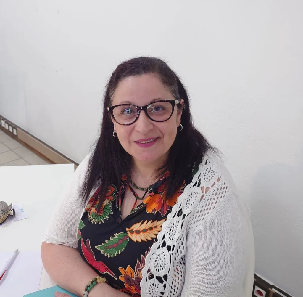 Nour Hatem souriante, assise à son bureau, invitée du podcast LORAINEA