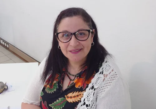 Nour Hatem souriante, assise à son bureau, invitée du podcast LORAINEA