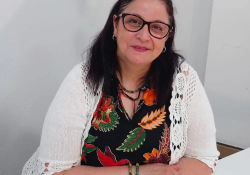 Nour Hatem souriante à son bureau lors de son interview pour LORAINEA