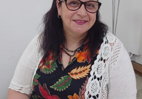 Nour Hatem assise à son bureau, interviewée par LORAINEA